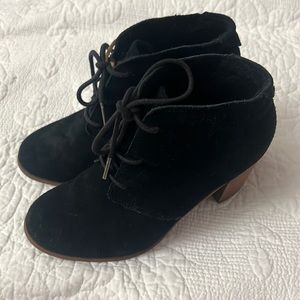 Women's TOMS Lunata Lace-Up Burnished Suede color Black size 6